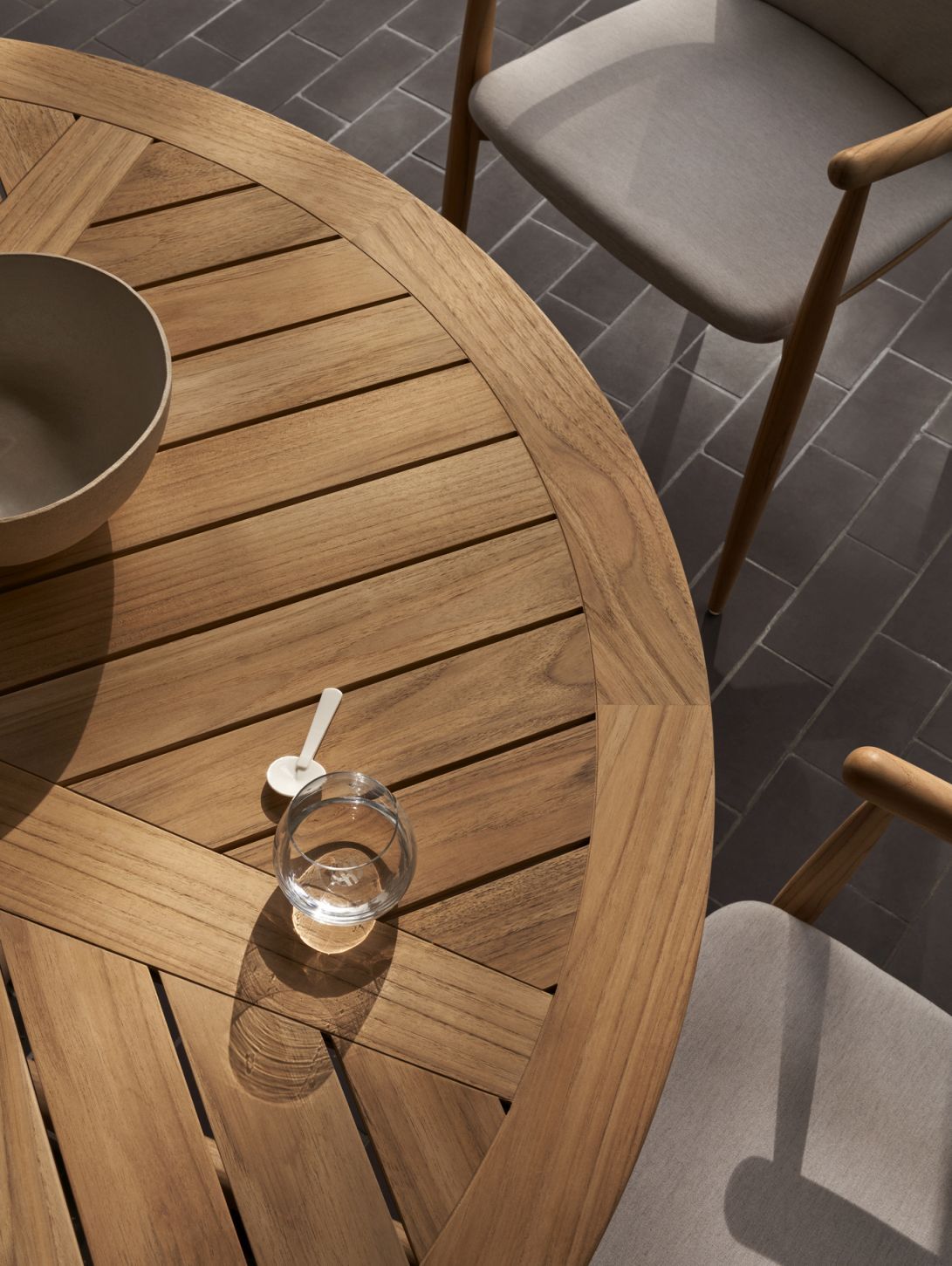 E022 Embrace Outdoor Table Ø140cm Carl Hansen & Søn
