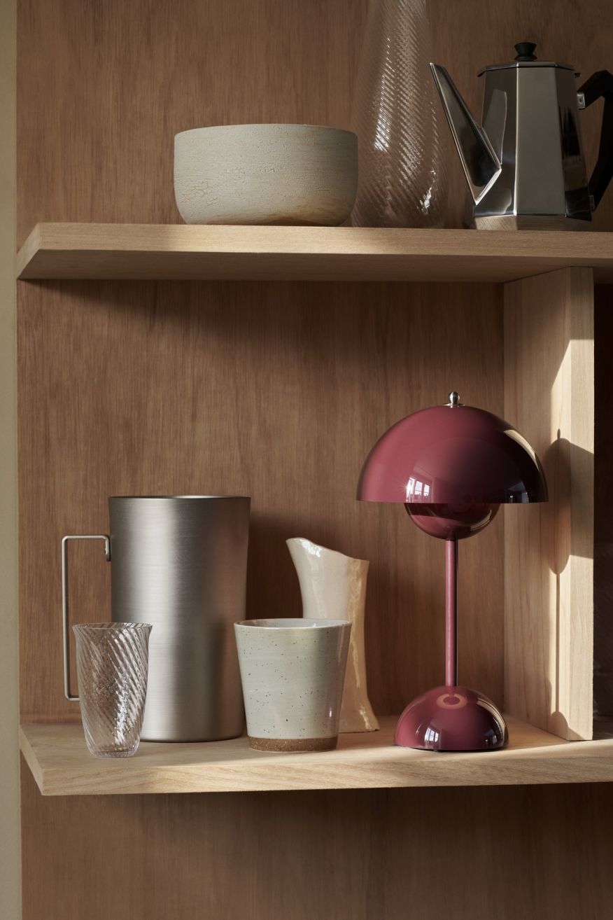 Flowerpot VP9 Portable Battery lamp / Table lamp with USB AndTradition Dark plum