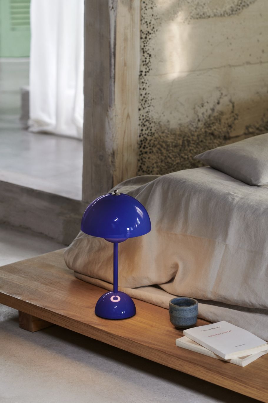 Flowerpot VP9 Portable Battery lamp / Table lamp with USB Cobalt blue AndTradition SINGLE PIECES