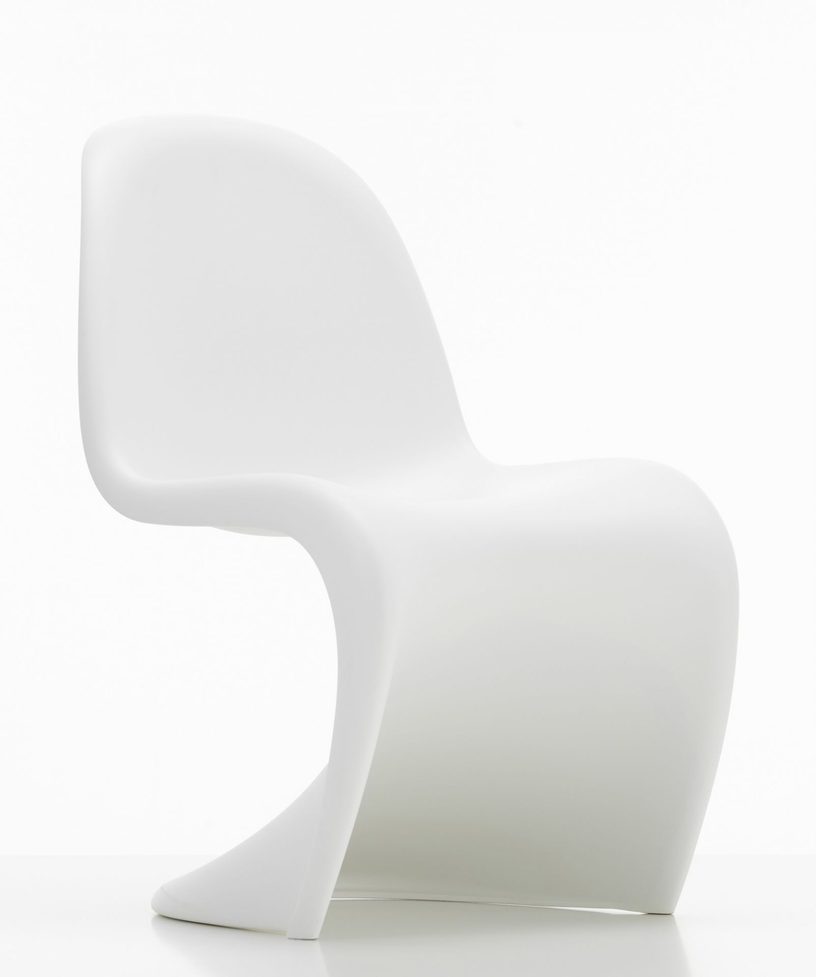 Weißer Panton Junior Stuhl von Vitra, ein moderner Kinderstuhl aus Kunststoff mit geschwungenem Design.