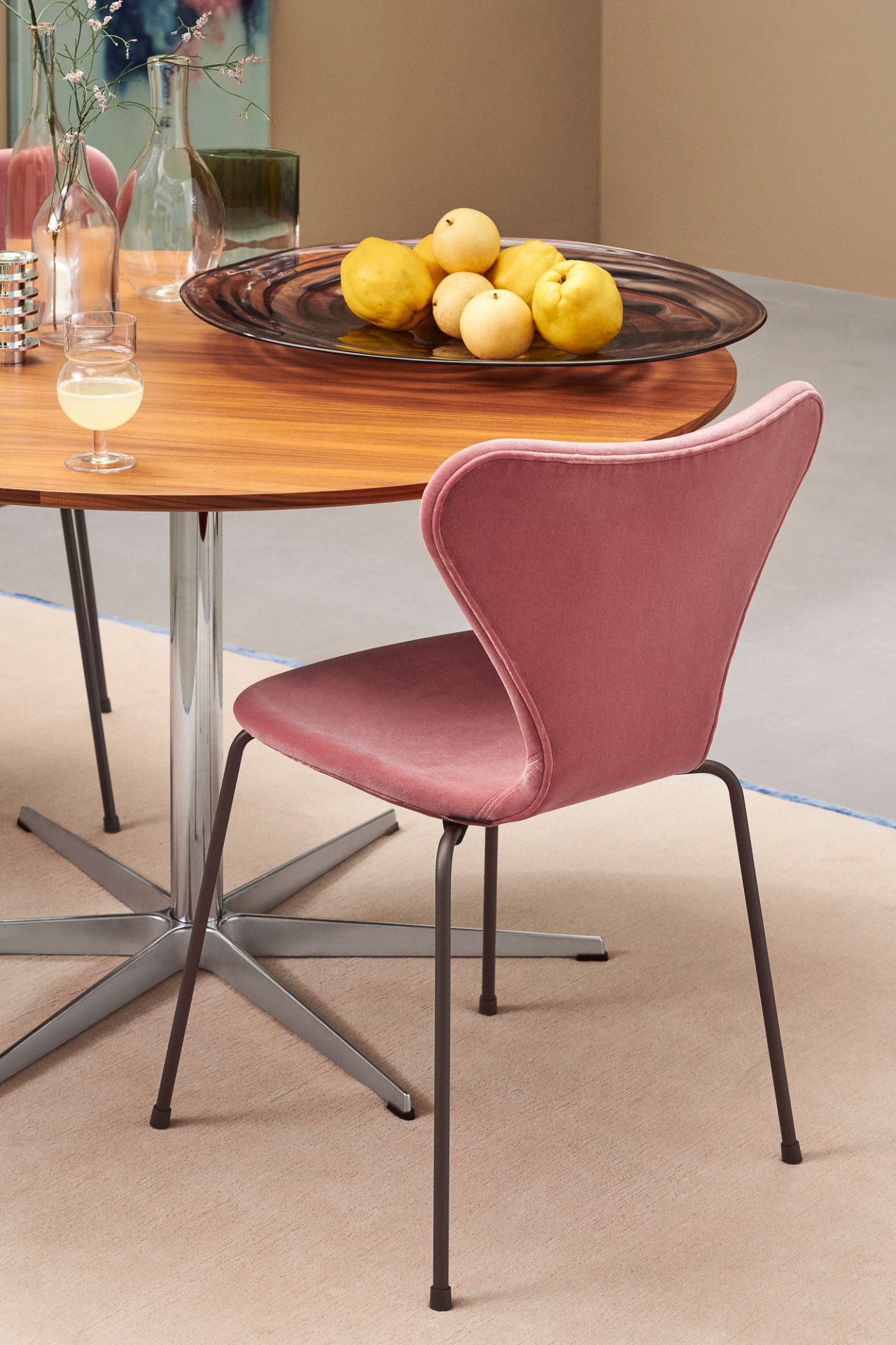 Series 7 3107 Belfast Chair fully upholstered Fritz Hansen dunkel pflaume
