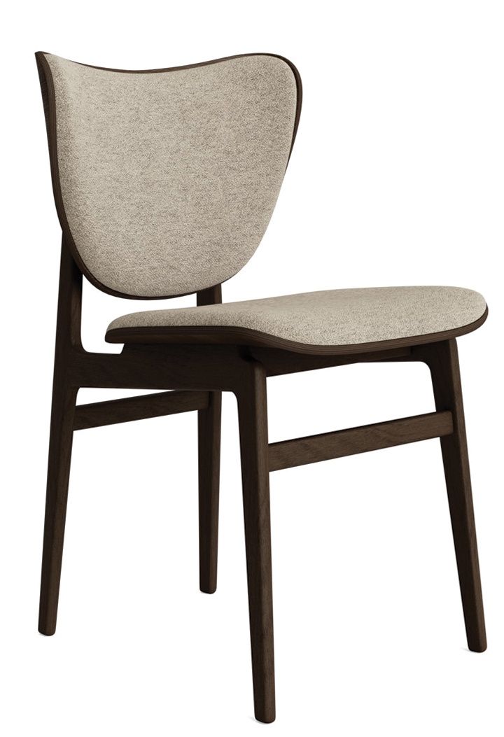 NORR11 Elephant Dining Chair mit Frontpolsterung, Holzrahmen und beigem Stoffbezug, Ansicht von vorne.