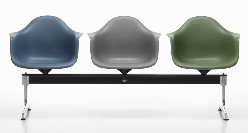 Eames Plastic Armchair RE on traverse Vitra