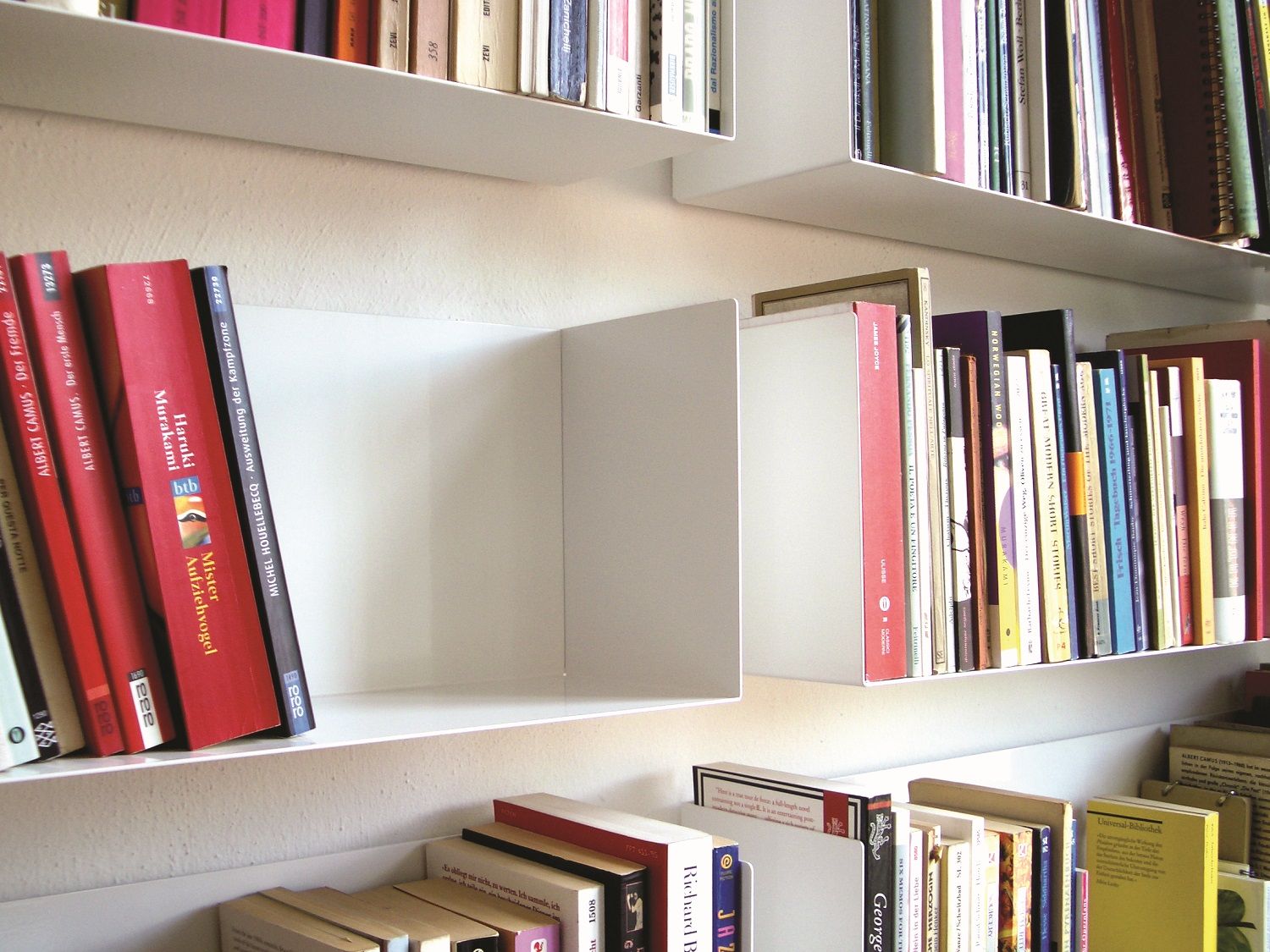 Bags book shelf A Linea1 by Müller Möbelwerkstätten