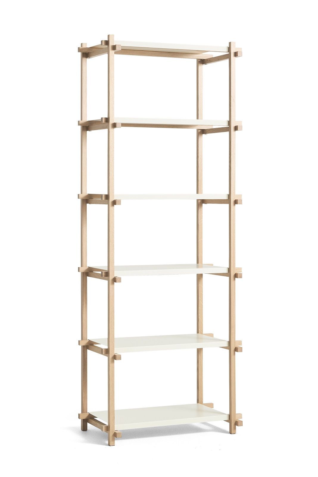 Heller Woody Shelving Column High Regal von Hay mit fünf weißen Regalböden und Holzrahmen.