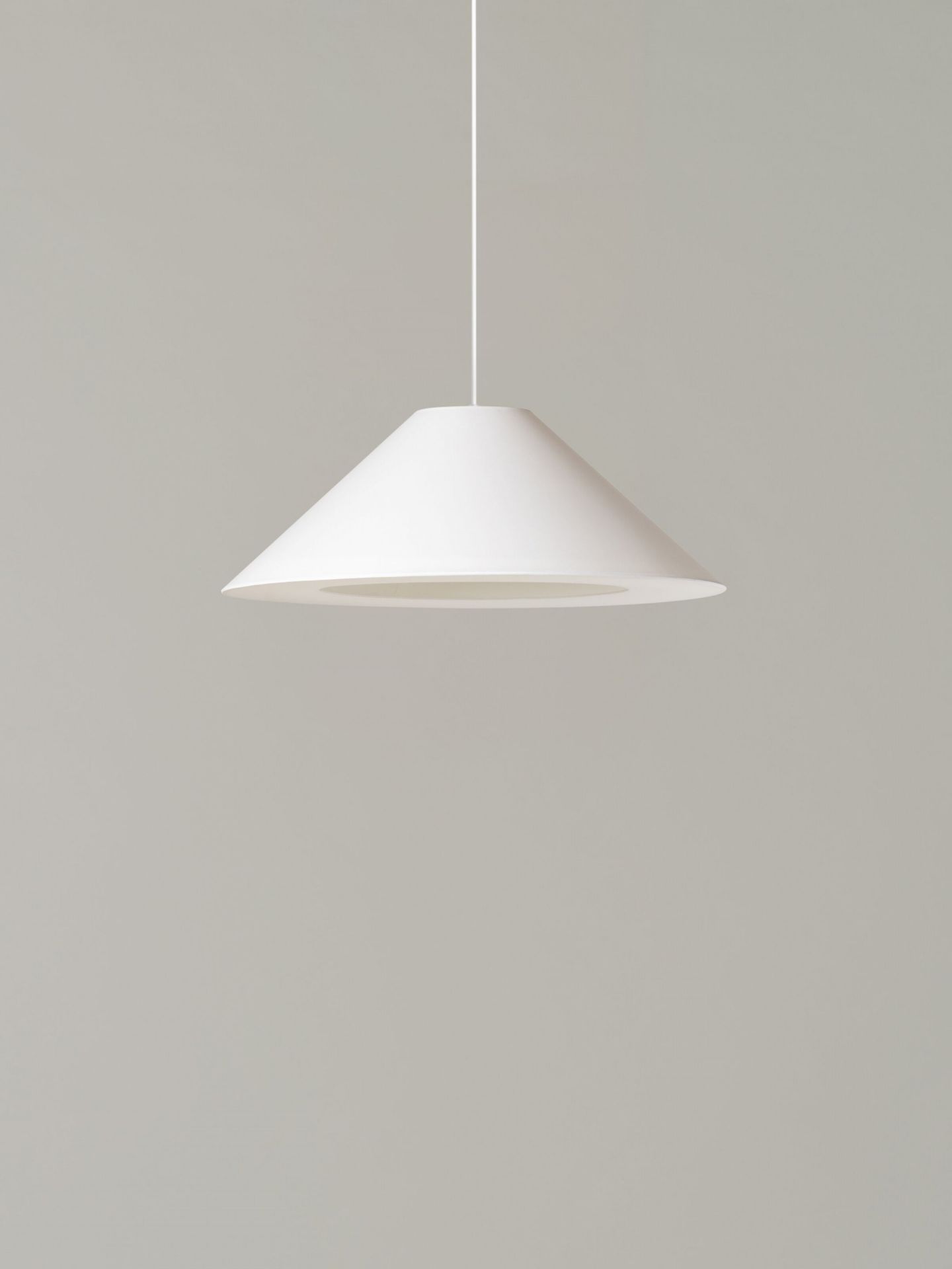 Sísísí cónicas planas MT5 Suspension lamp Ø64cm white Santa & Cole