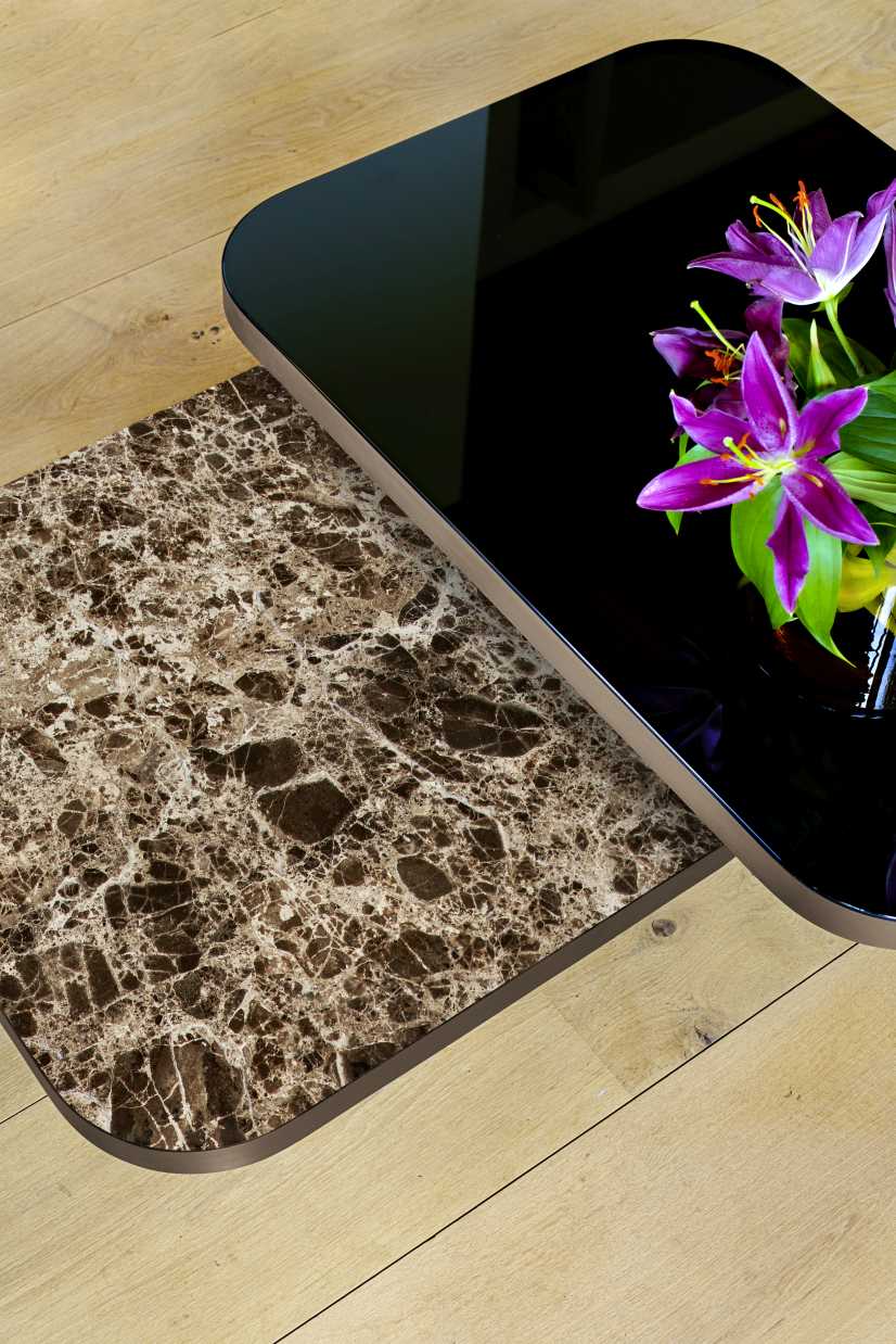 Bow Coffee Table Couchtisch No. 6 ClassiCon mit schwarzer Glasplatte, Marmorplatte und Blumenarrangement.