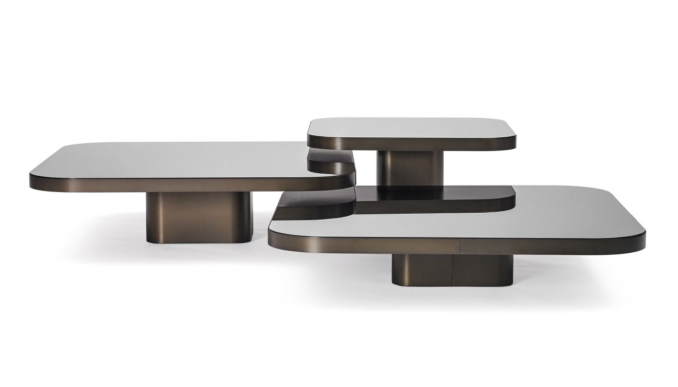 ClassiCon Bow Coffee Table No. 3 mit drei Ebenen und bronzefarbenem Metallgestell auf weißem Hintergrund.
