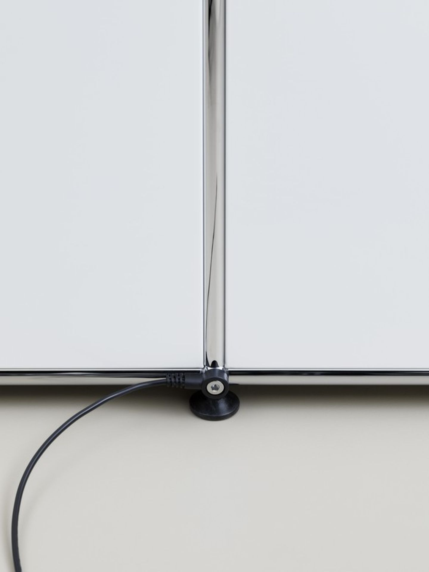 E worktable illuminated green USM Haller