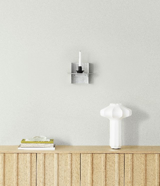 Weiße Phantom Tischleuchte von Normann Copenhagen auf einem Holzschrank, moderne Wohnraumbeleuchtung.