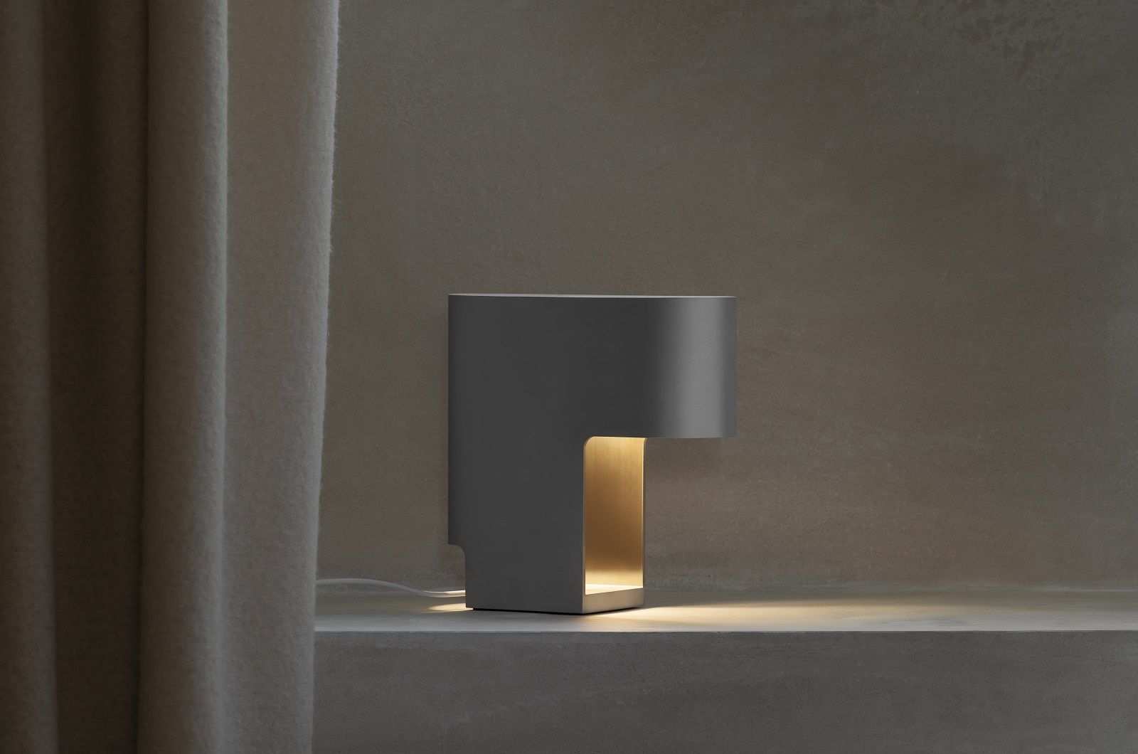 Graue w223 Pawson Tischleuchte von wästberg, modernes Design für Nachttisch oder Schreibtisch.