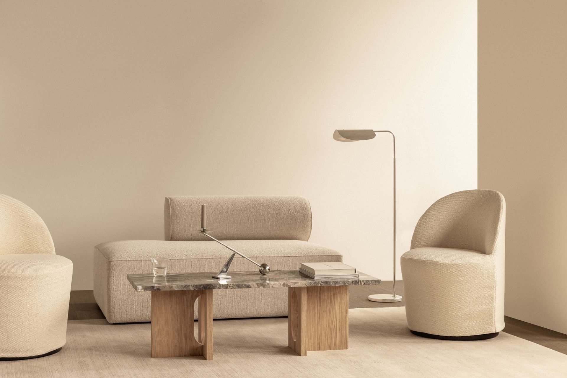 Audo Copenhagen Androgyne Coffee Table Couchtisch aus Marmor und Eiche in beigem Wohnzimmer mit Sessel.