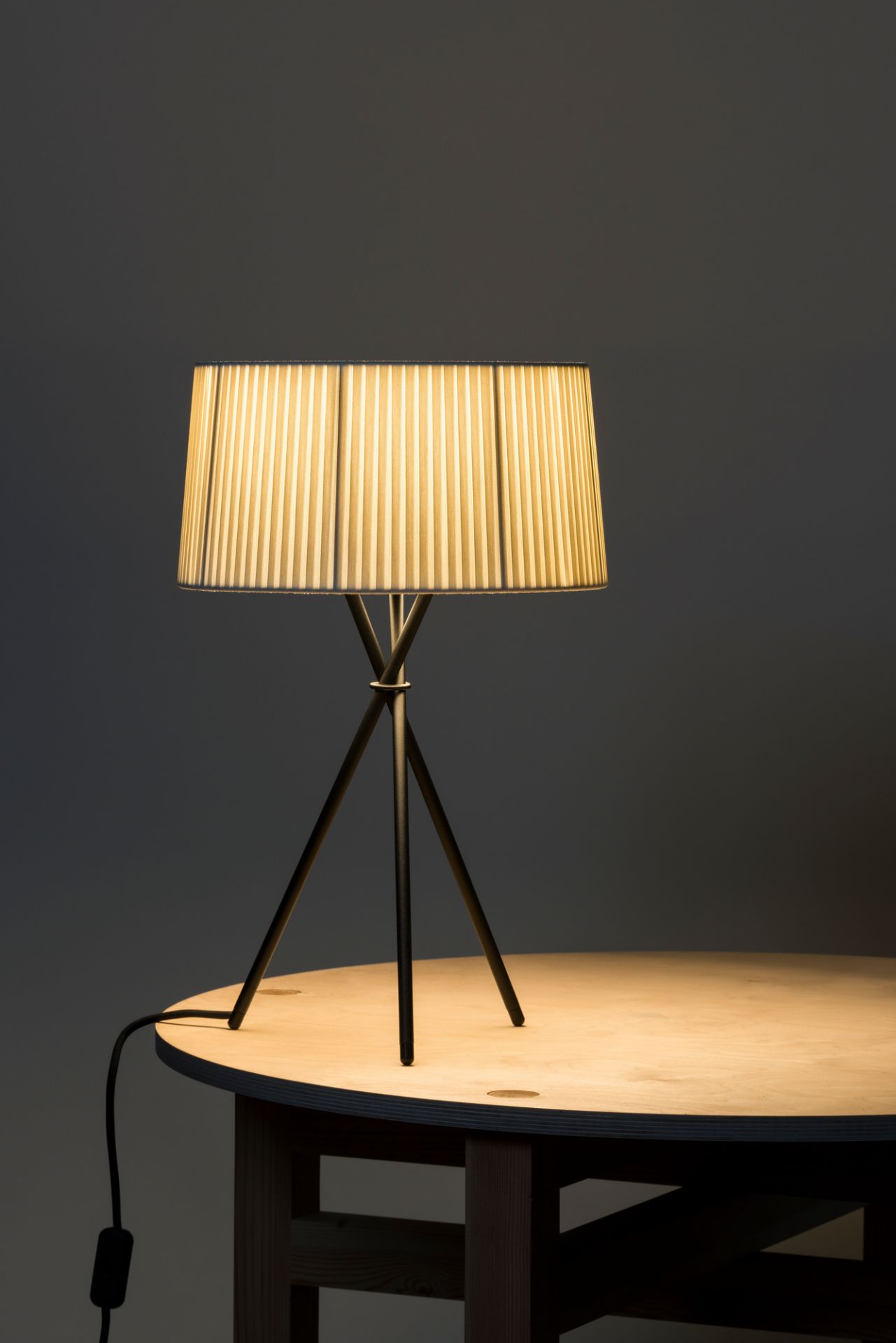 Tripode M3 table lamp black Santa &amp; Cole 