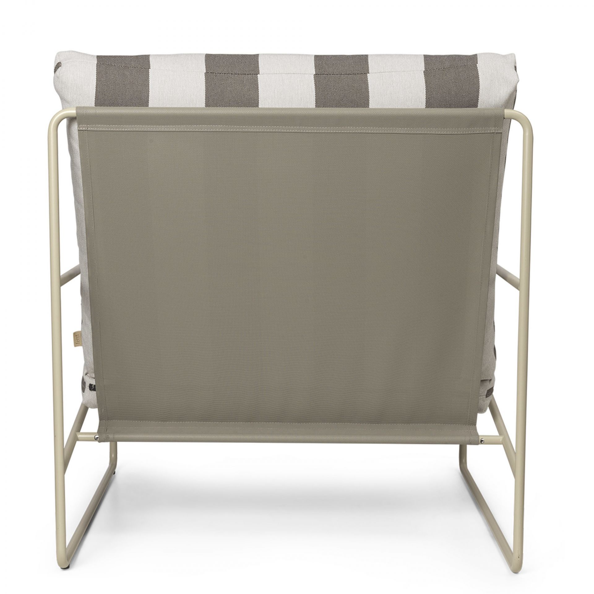 Rückansicht des Desert Outdoor Sessels von Ferm Living mit Streifenmuster und Cashmere-Gestell.