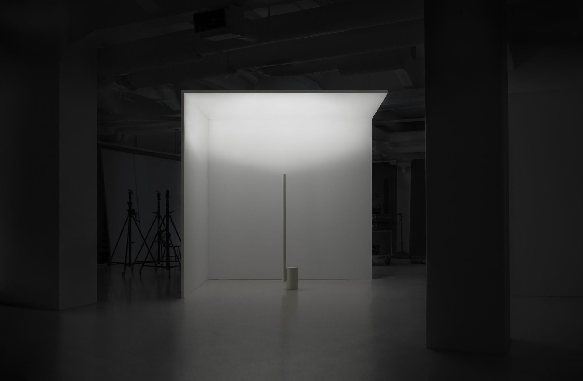 Minimalistische w164 Alto Stehleuchte von wästberg in weißem Raum, modernes Design für Wohnzimmer und Büro.