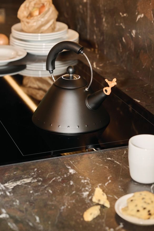 9093 BB Kettle Black Alessi