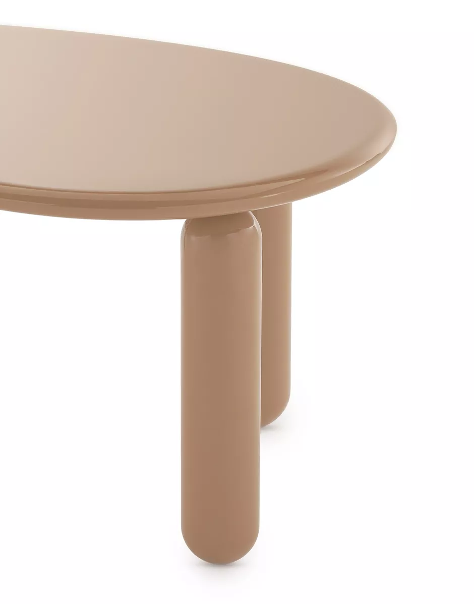 Nahaufnahme des Undique Couchtischs von Kartell in Puder, moderner Wohnzimmertisch mit runder Tischplatte.