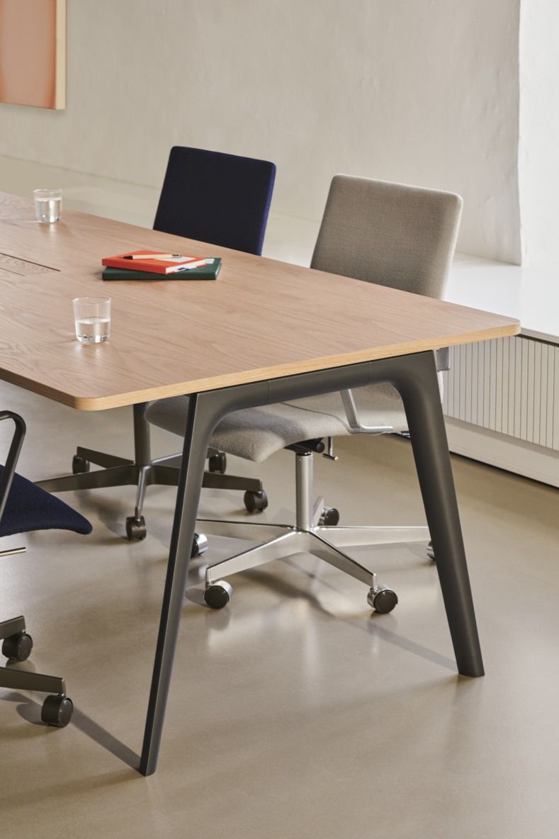 Pluralis table Fritz Hansen