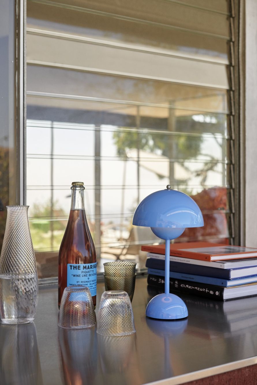 Flowerpot VP9 Portable Battery lamp / Table lamp with USB AndTradition Swim blue