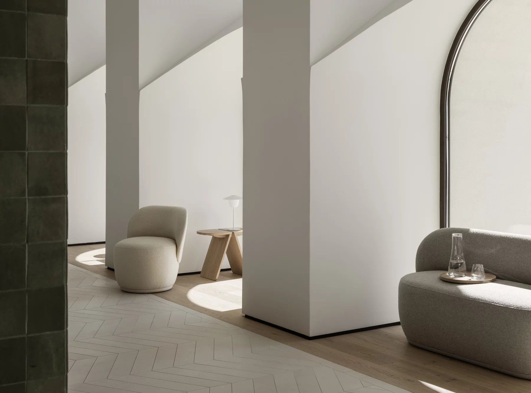 Kuon Sofa: Blomus Socia 2-Sitzer Sofa in Taupe, modernes Design für Wohnzimmer und stilvolles Ambiente.