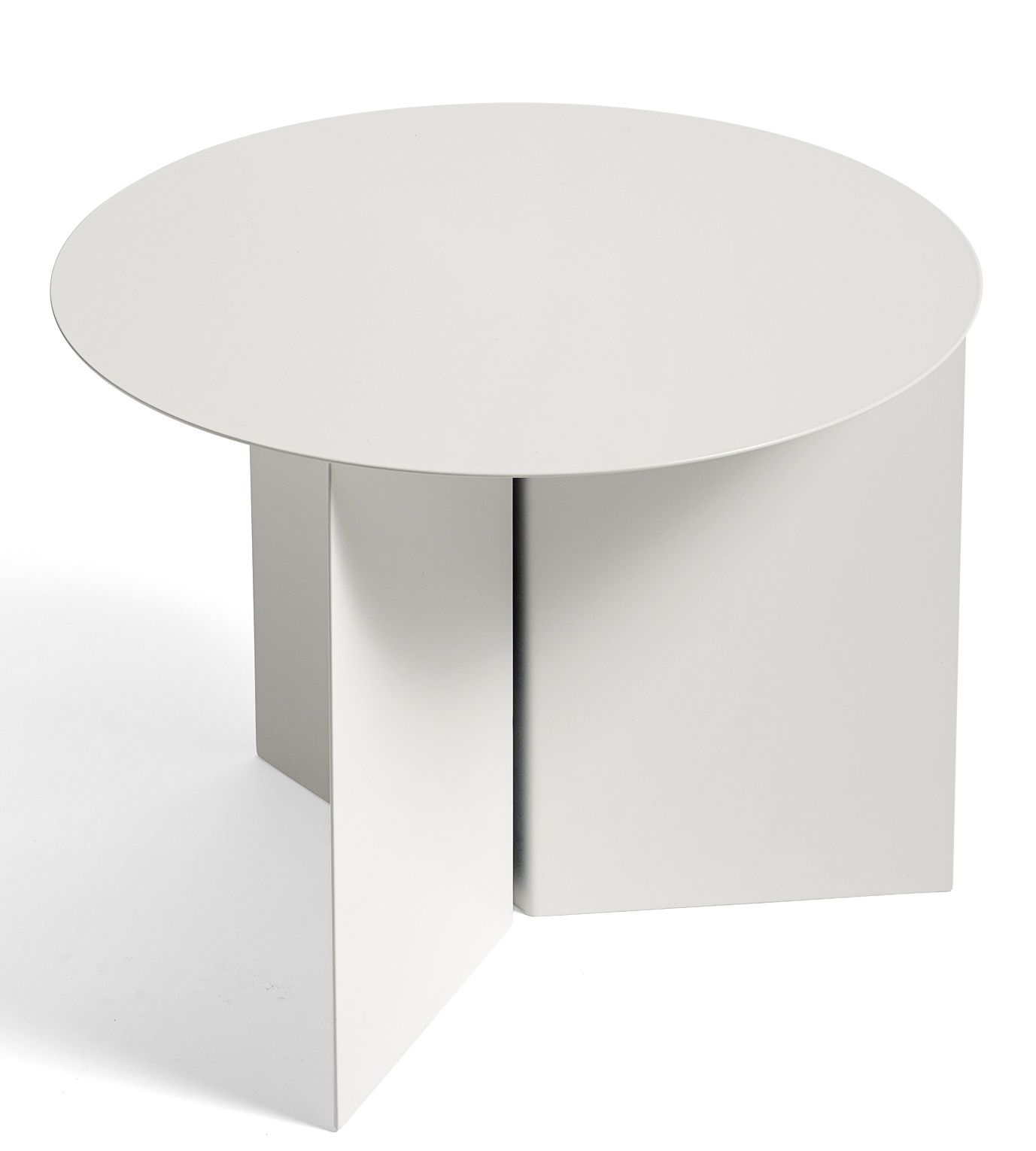 Weißer Hay Slit Table Round Beistelltisch, pulverbeschichtet, mit runder Tischplatte und geometrischem Untergestell. Modernes Design.