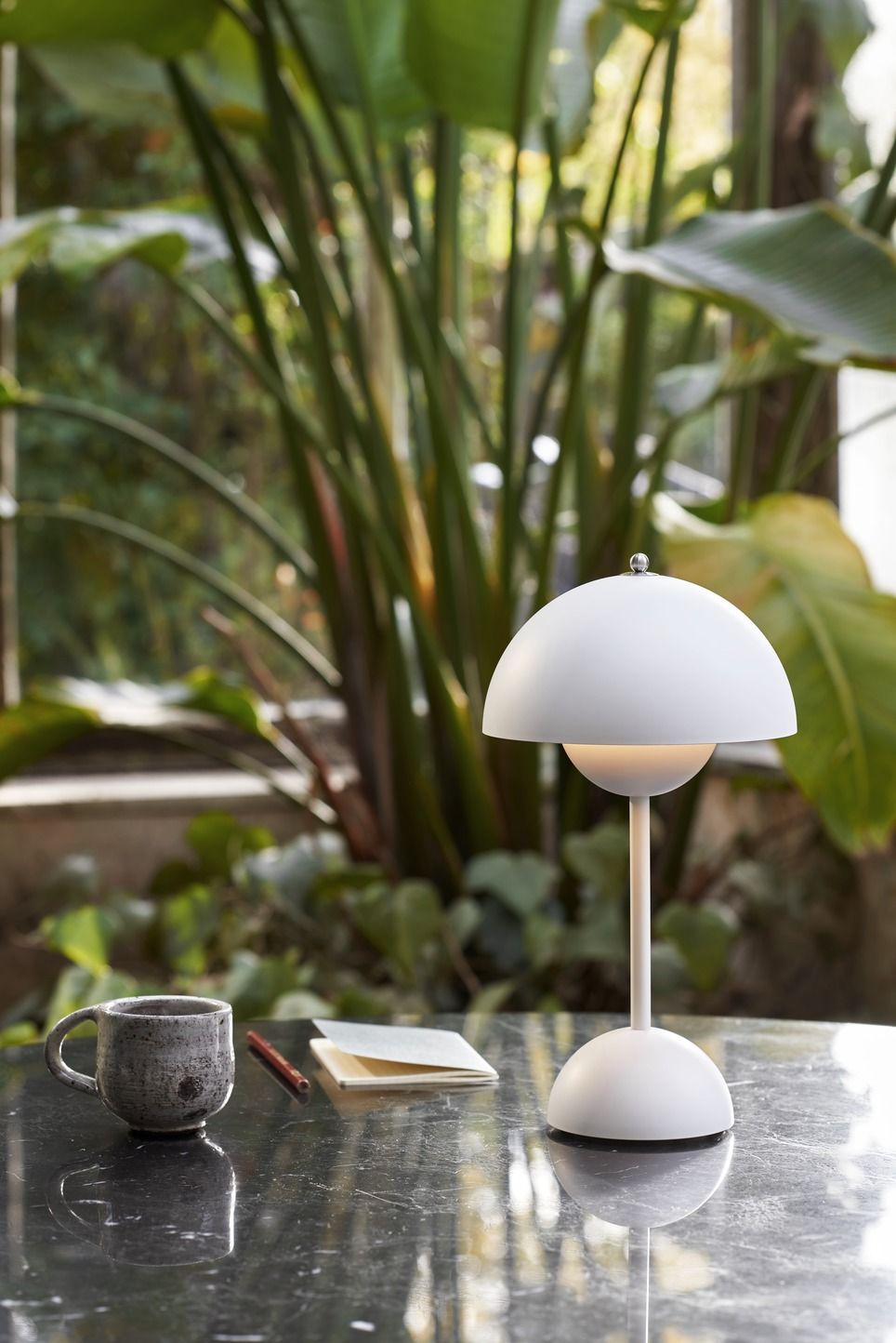 Flowerpot VP9 Portable Battery lamp / Table lamp with USB AndTradition White matt