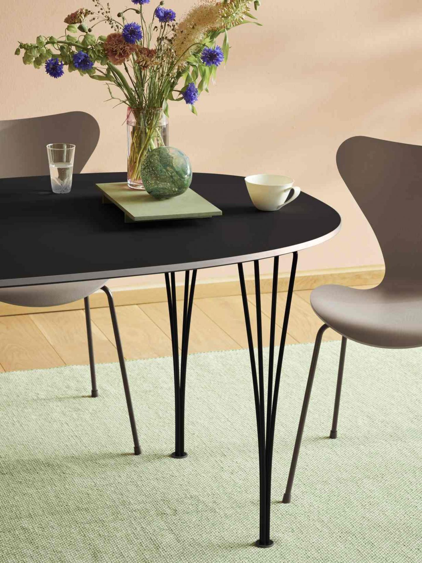 Table Series Super Elliptical extending Fritz Hansen