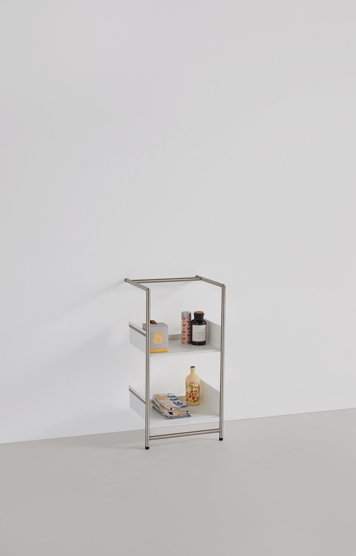 Pool 82 S Leaning shelf / Shoe rack Mox