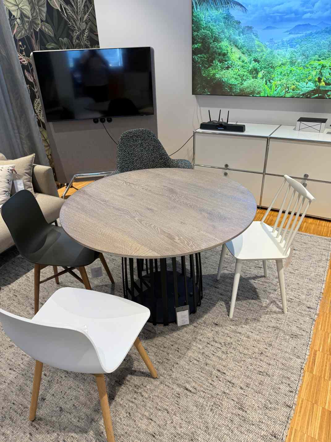 BC 07 Basket table round OAK SMOKED WHITE ROUGH EFFECT Janua EXHIBITION PIECE