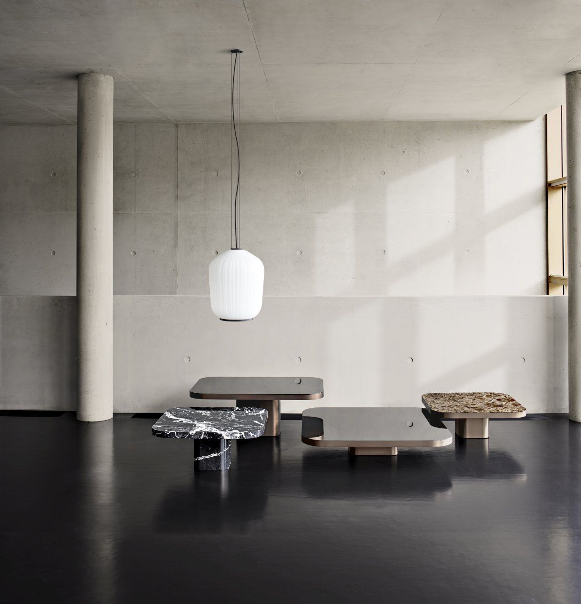 ClassiCon Bow Coffee Table No. 6: Couchtische aus Marmor und Glas in modernem Ambiente mit Pendelleuchte.