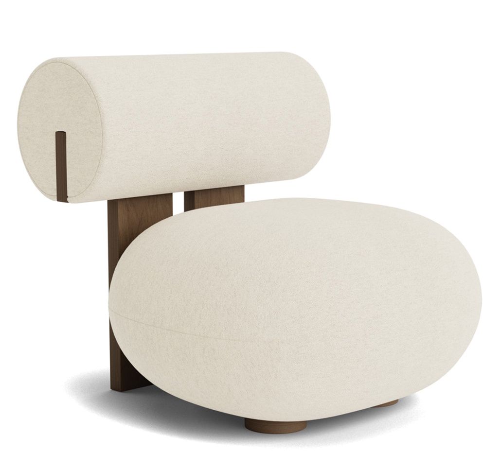 Hippo Lounge Chair Sessel von NORR11 mit cremefarbenem Stoffbezug und dunklem Holzgestell, modernes Design.