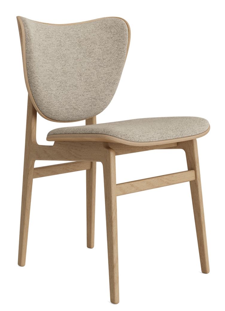 NORR11 Elephant Dining Chair, Frontansicht, gepolstert mit hellgrauem Stoff und hellem Holzgestell.