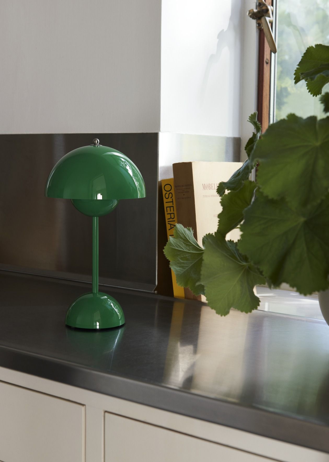 Flowerpot VP9 Portable Battery lamp / Table lamp with USB AndTradition Signal green