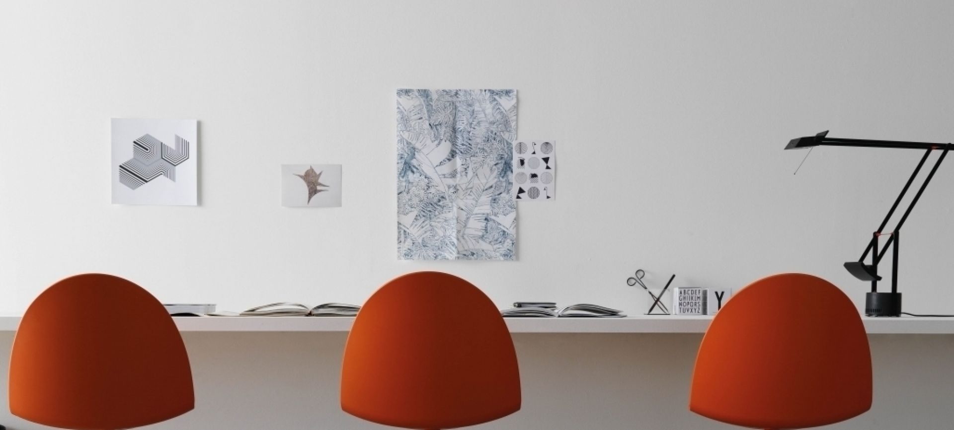 Camel Chair Segis orange Drei orangefarbene Camel Stühle von Segis stehen an einem Schreibtisch in einem minimalistischen Büro.