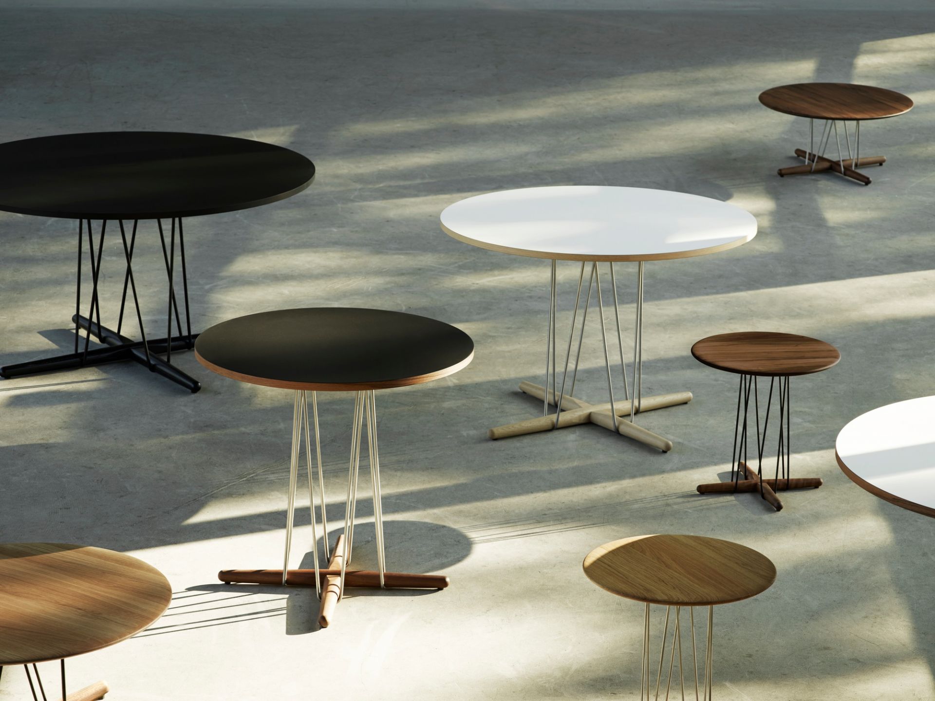 Embrace Lounge Table von Carl Hansen & Søn: Schwarzer Couchtisch mit Stahlgestell und Eichenplatte.