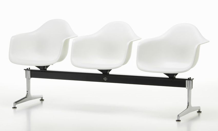 Eames Plastic Armchair RE on traverse Vitra