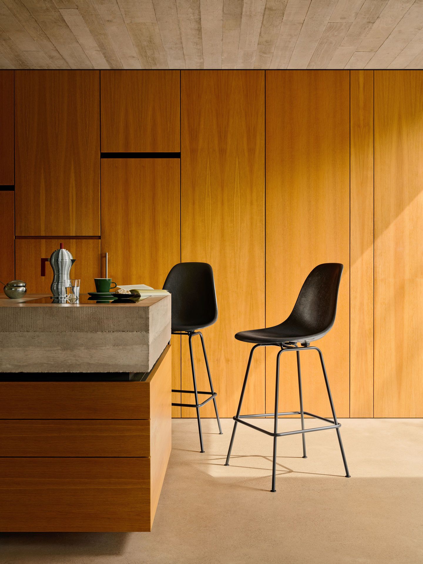 Eames Fibreglass Bar Stool Medium Bar stool with seat cushion Vitra