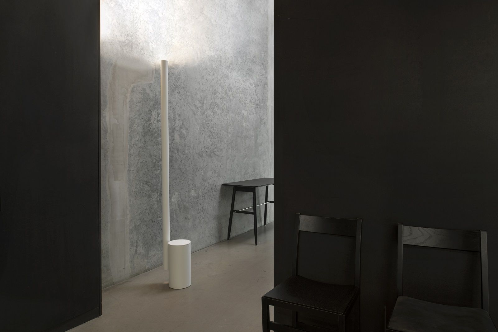 w164 Alto Stehleuchte von wästberg, minimalistisches Design, weiß, zylindrischer Fuß, modernes Wohnambiente.