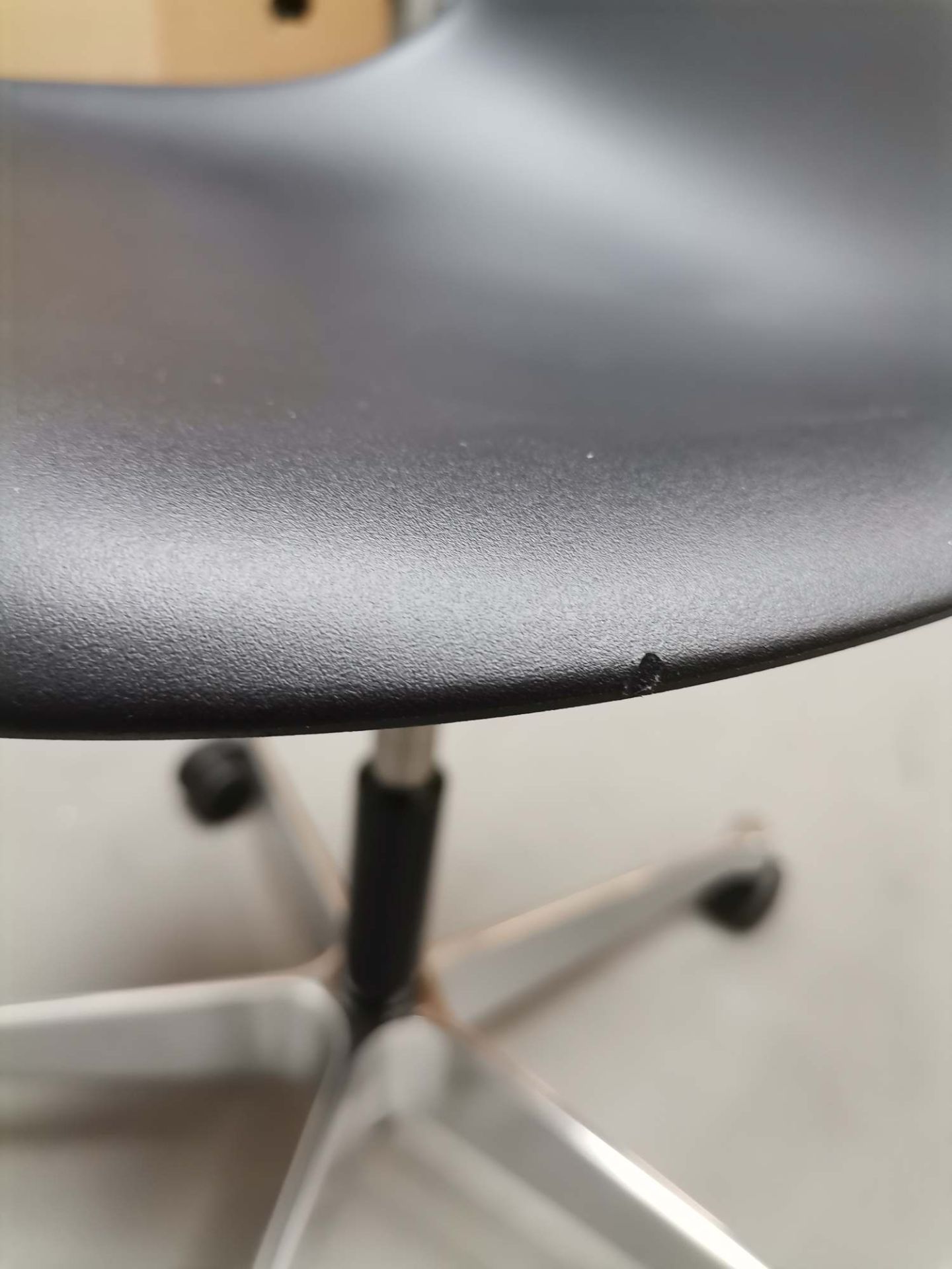 Eames Plastic Side Chair PSCC swivel chair BLACK / POLISHED Vitra IMPERFECT ITEMS