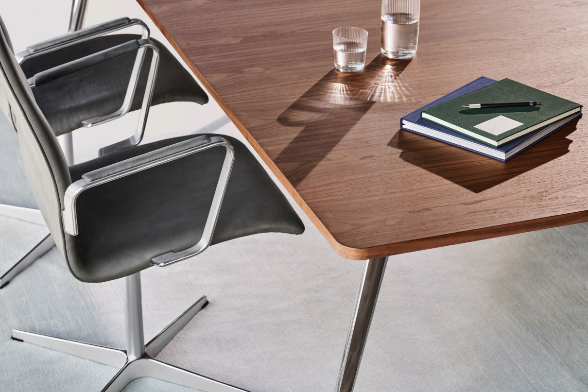 Pluralis table Fritz Hansen