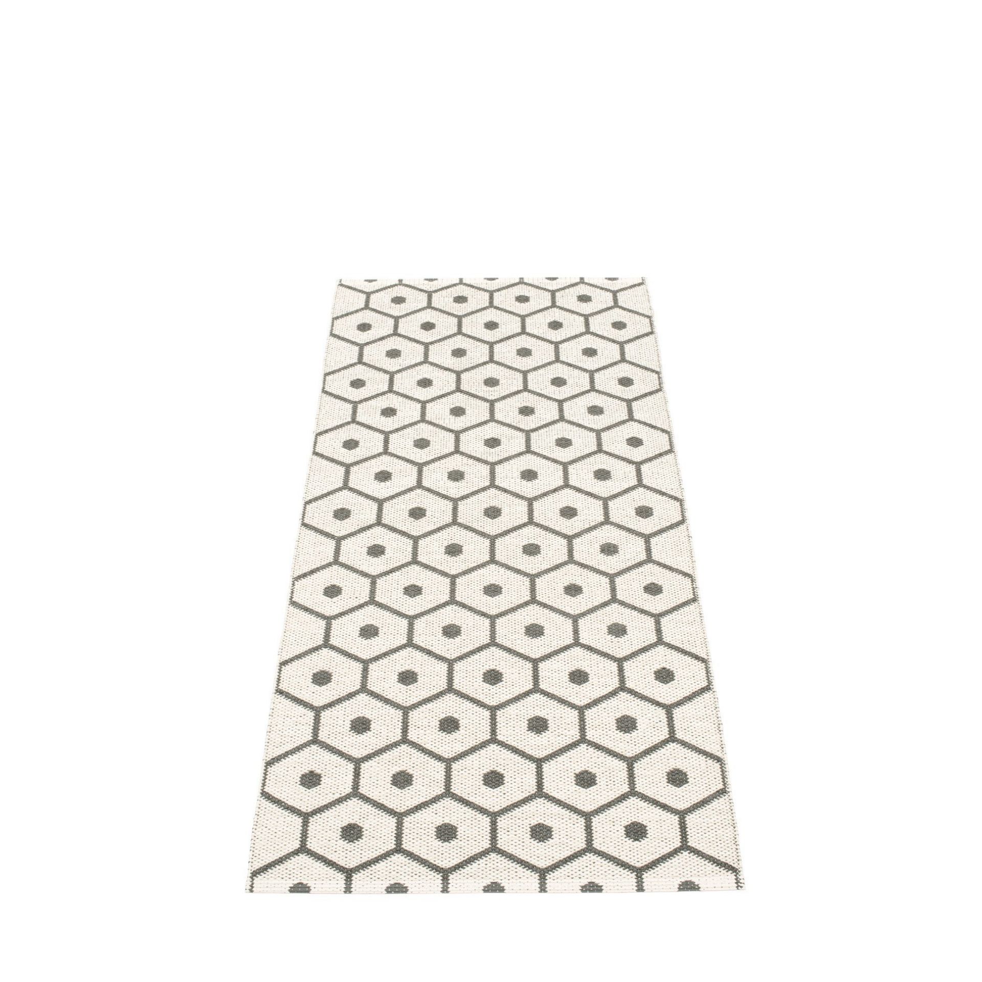 Honey Kunststoffteppich von Pappelina in Charcoal-Vanille mit geometrischem Muster, ideal für Küche und Bad.