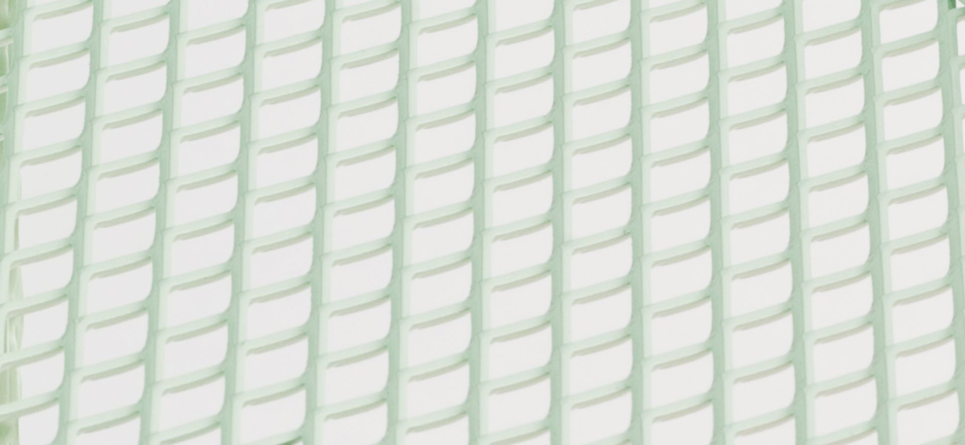 Detailaufnahme der geflochtenen Oberfläche des Net Beistelltischs von Moroso. Modernes Design für Wohnzimmer und Garten.
