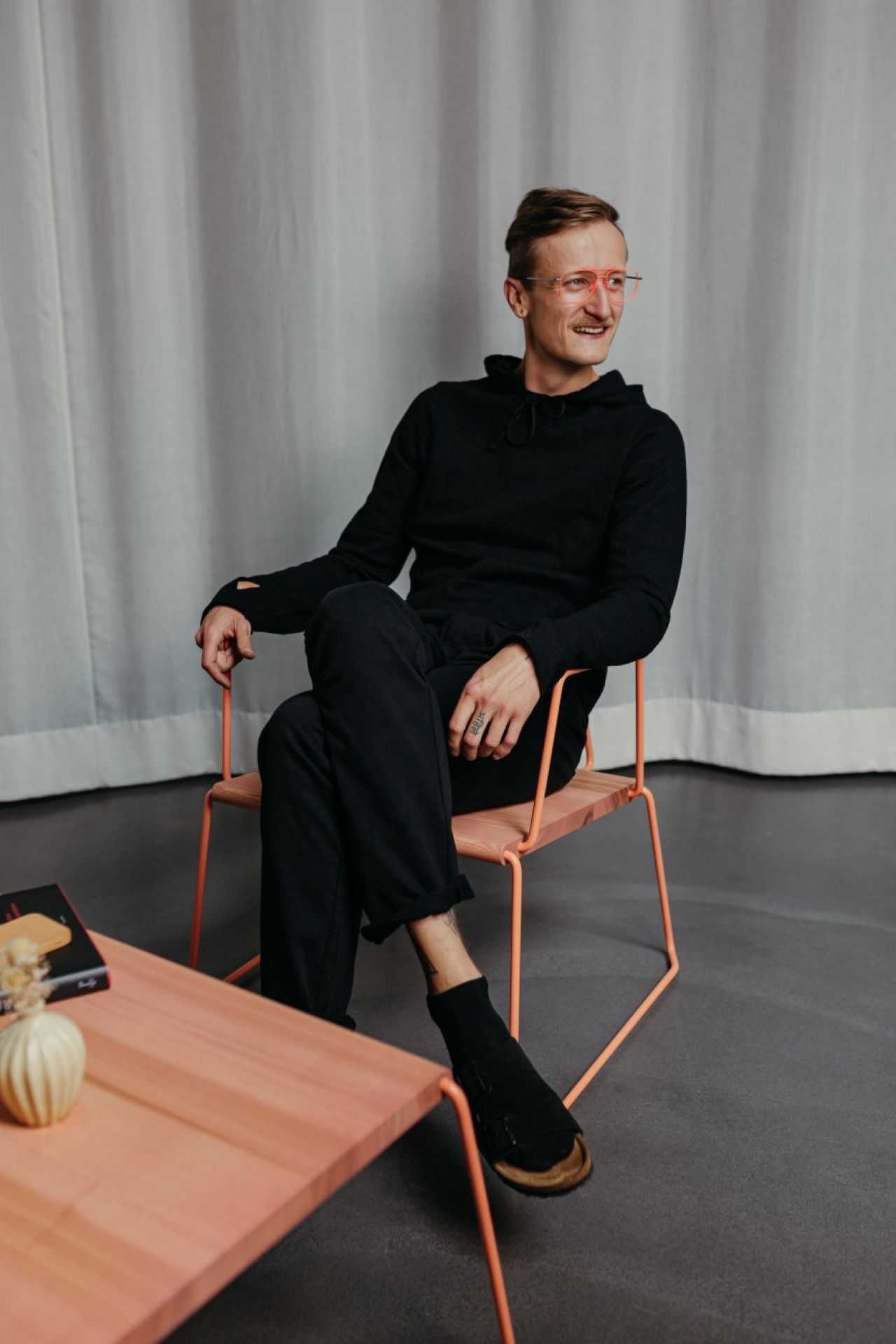 D:008 Lounge Chair with Armrests Ultraviolet Fuchs & Habicht