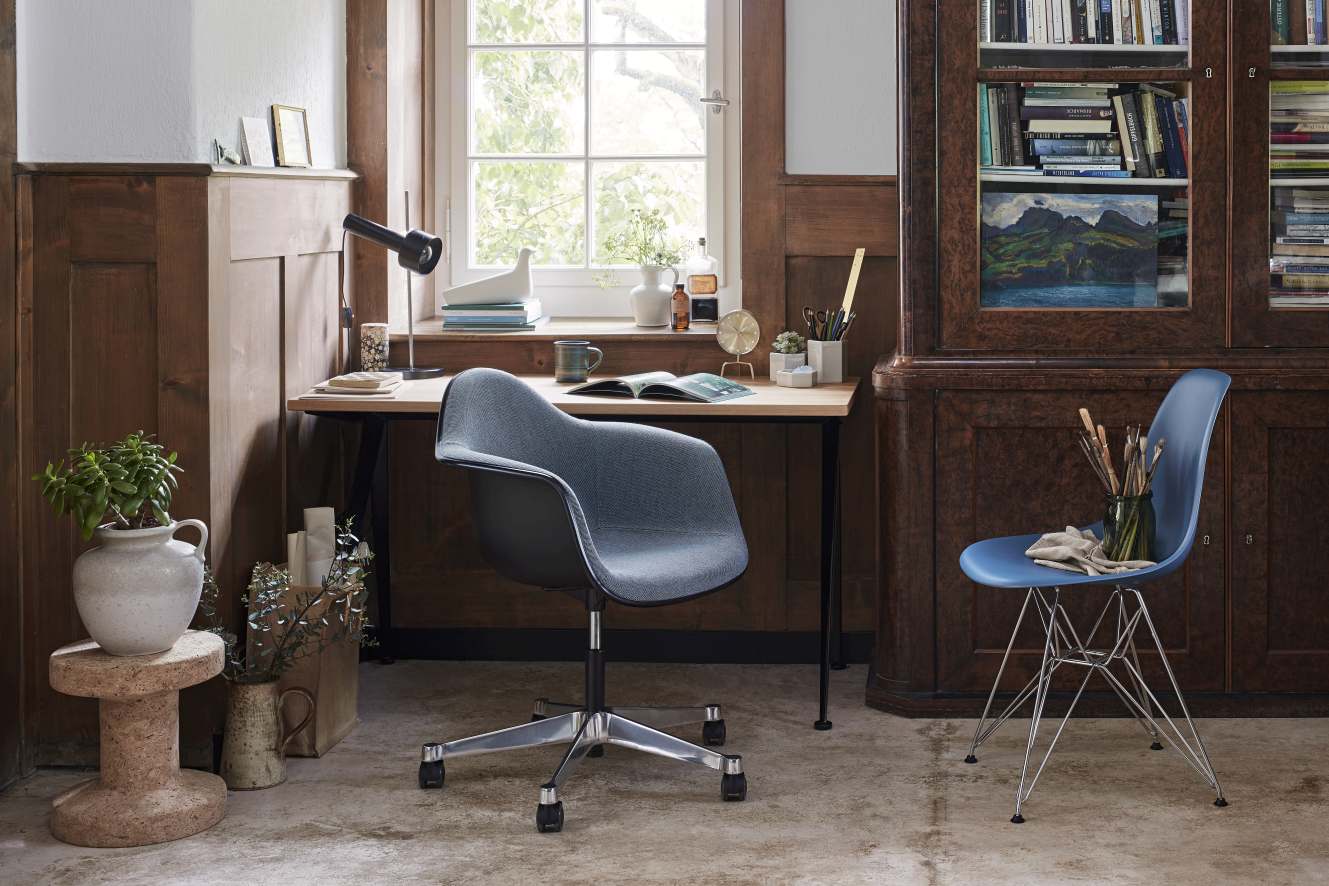 Nahaufnahme einer Vitra Tripod Clock Tischuhr auf einem Schreibtisch in einem stilvollen Arbeitszimmer.