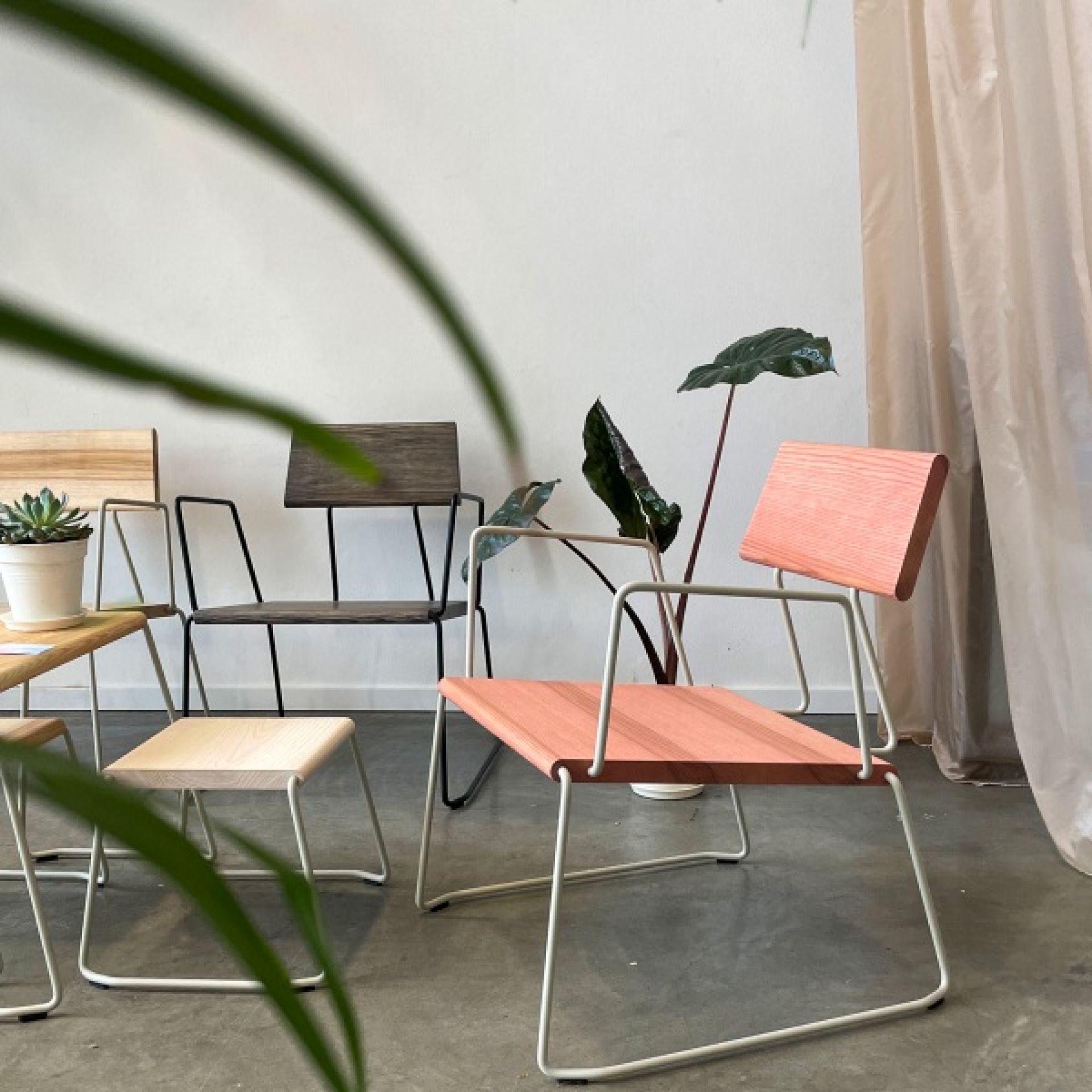 D:008 Lounge Chair with Armrests Ultraviolet Fuchs & Habicht