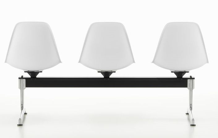 Eames Plastic Side Chair RE on traverse Vitra 