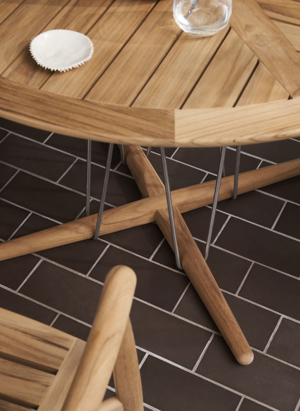 E022 Embrace Outdoor Table Ø140cm Carl Hansen & Søn