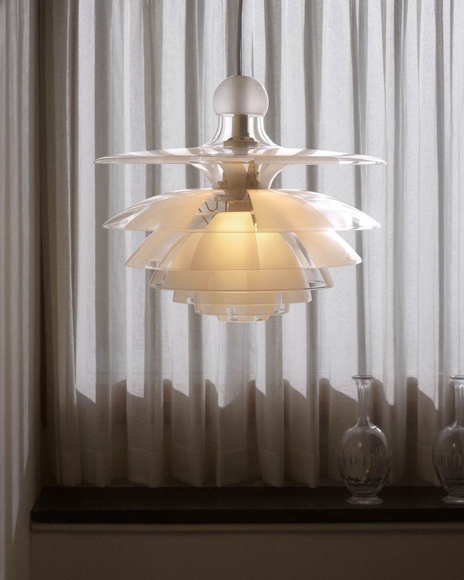 Nahaufnahme der PH Septima Pendelleuchte von Louis Poulsen, Design-Hängeleuchte mit mehreren Schirmen.