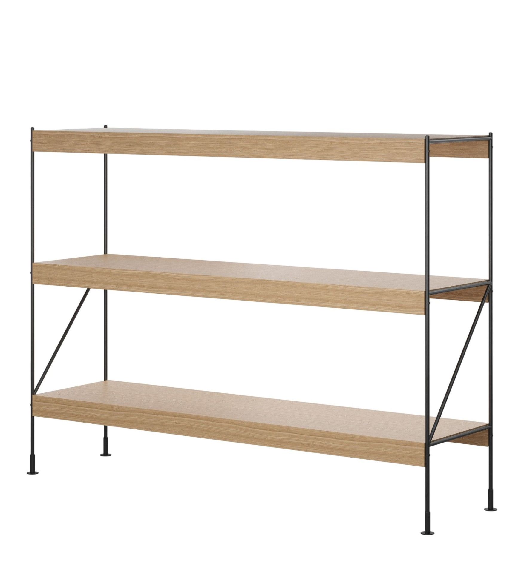 Audo Copenhagen Zet Storage System Regal mit drei Regalböden aus hellem Holz und schwarzem Metallgestell.