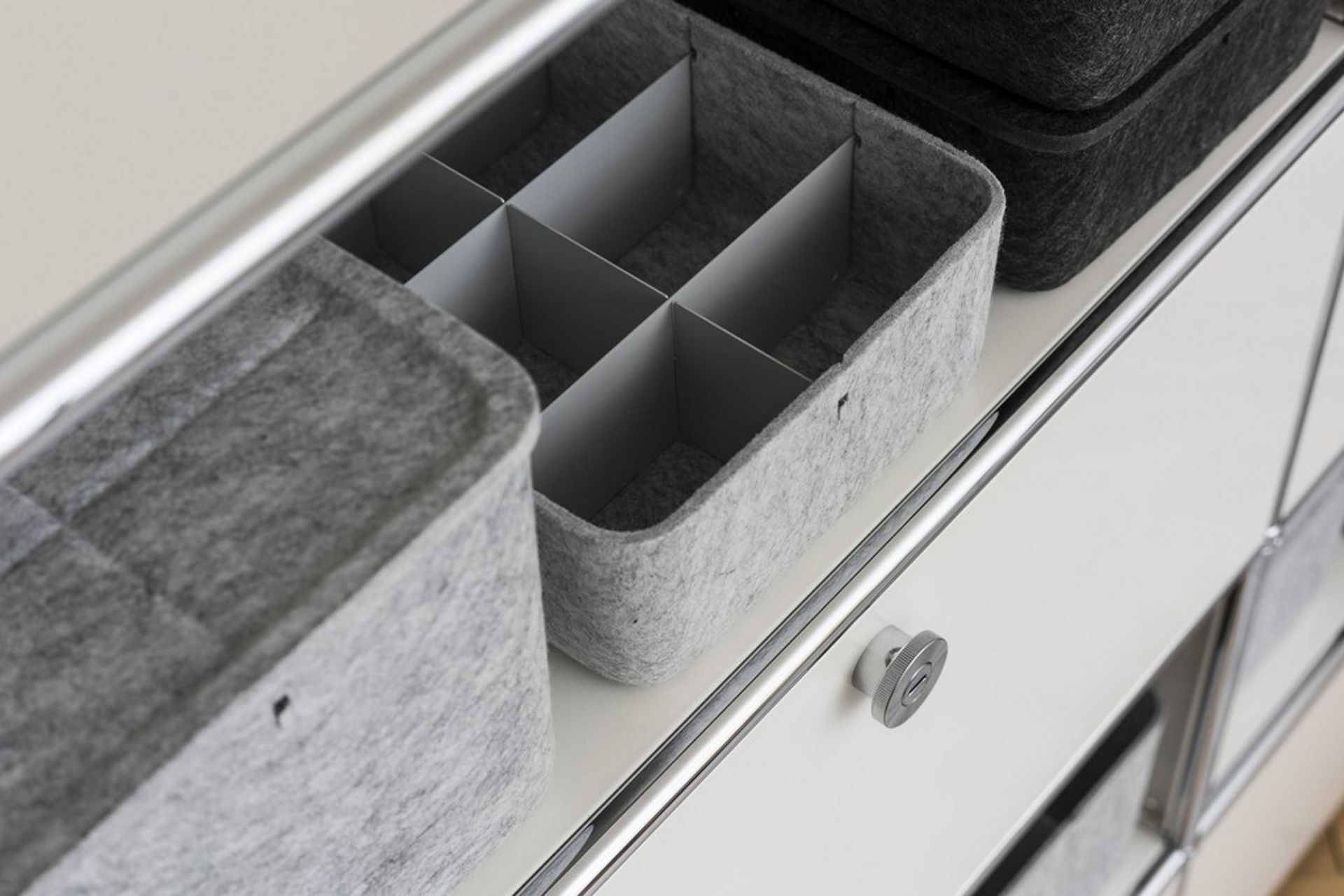 USM Haller Inos Box high 45.3 x 32.23 x 19 cm / Dark grey